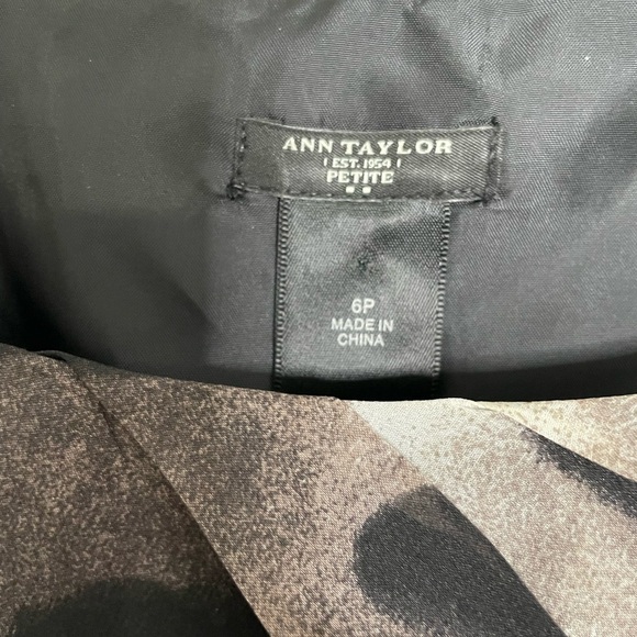 Ann Taylor Animal Print Ruched Sheath Business Dress 6 Petite - Picture 2 of 5